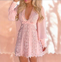 Vestido corto rosa ZEVATTO con encaje, escote en V profundo y mangas farol largas, estilo romántico y elegante.